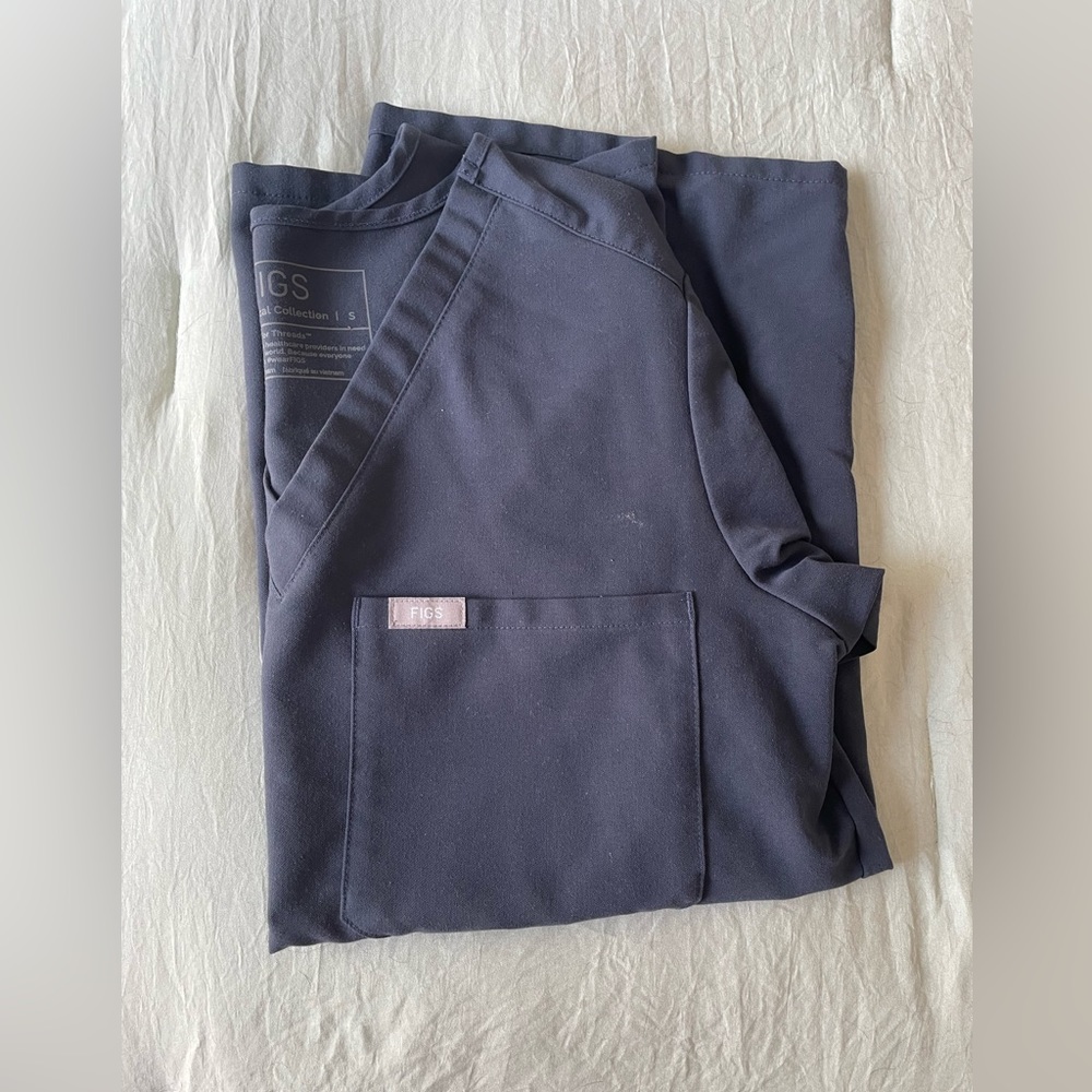 grey FIGS one pocket scrub top - size small